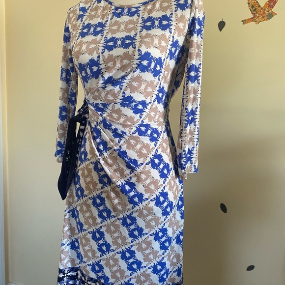 Flattering dress.size 2 - Picture 4 of 7